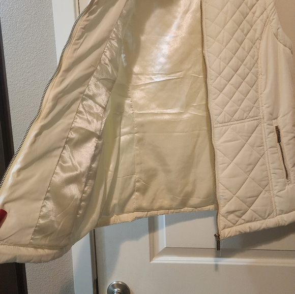 Ivory vest - Picture 4 of 7